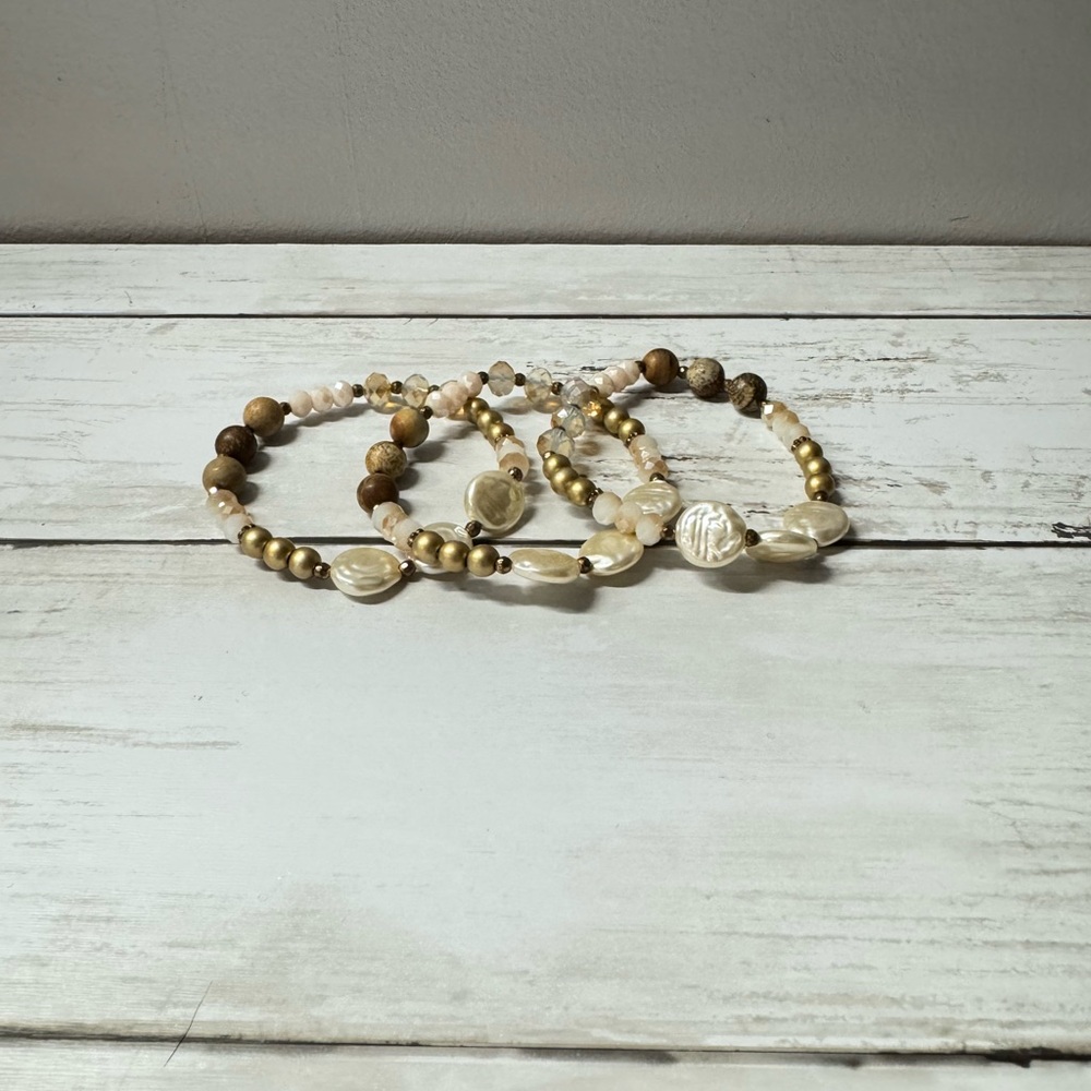 Initial Outfitters Pearl bracelet set